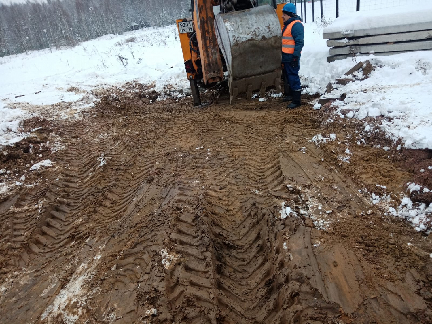 Генеральный подрядчик ООО «Тектон» ведет земляные работы на участке строительства.