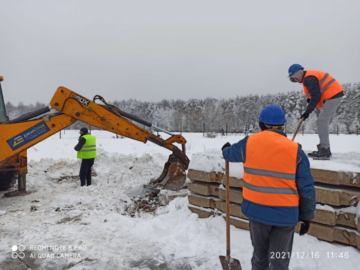 Генеральный подрядчик ООО «Тектон» ведет земляные работы на участке строительства.