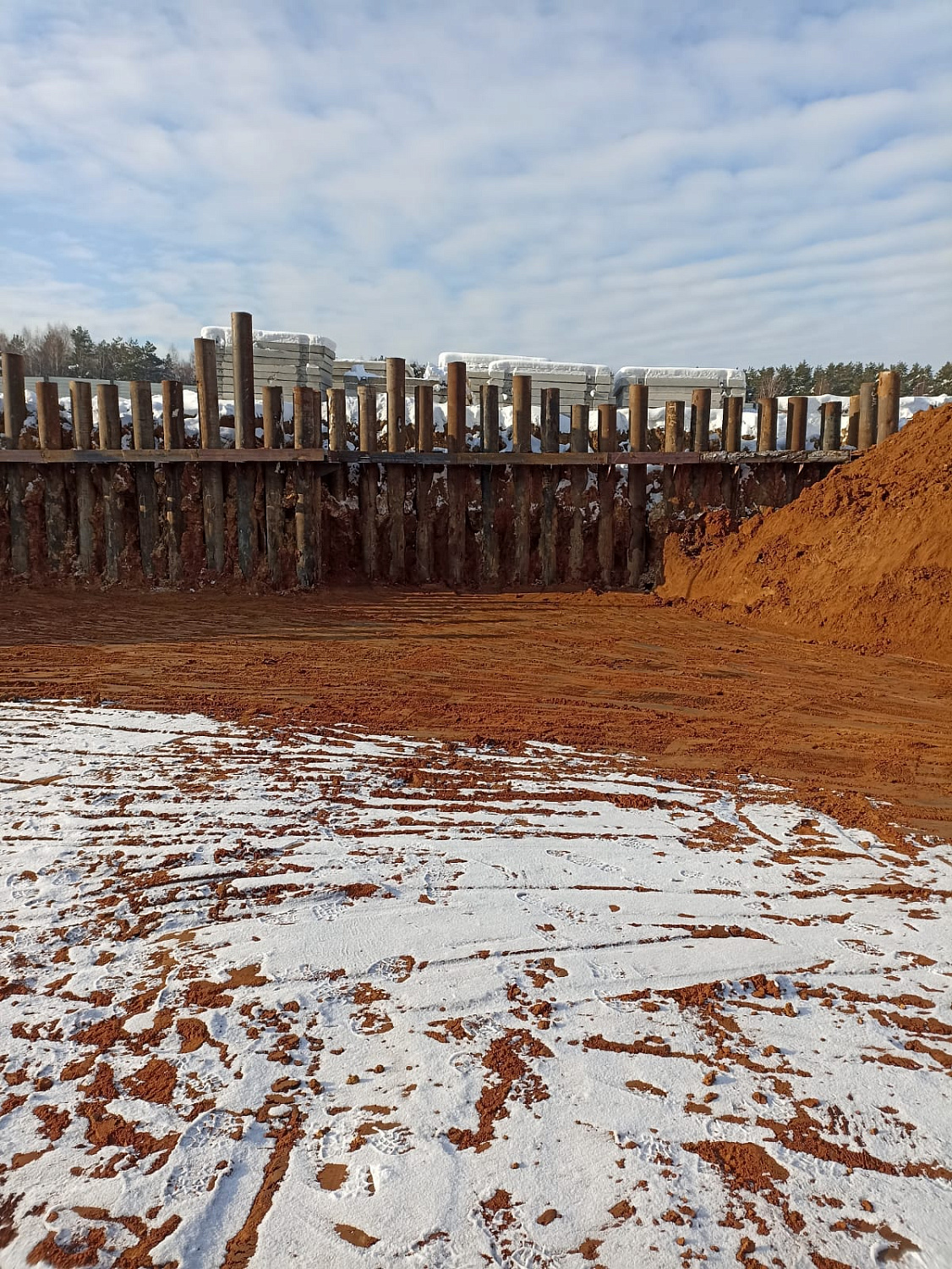 Генеральный подрядчик ведет разработку котлована, вывозит грунт, ведется монтаж шпунтового ограждения.