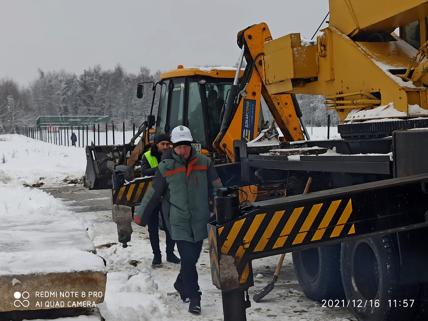 Генеральный подрядчик ООО «Тектон» ведет земляные работы на участке строительства.