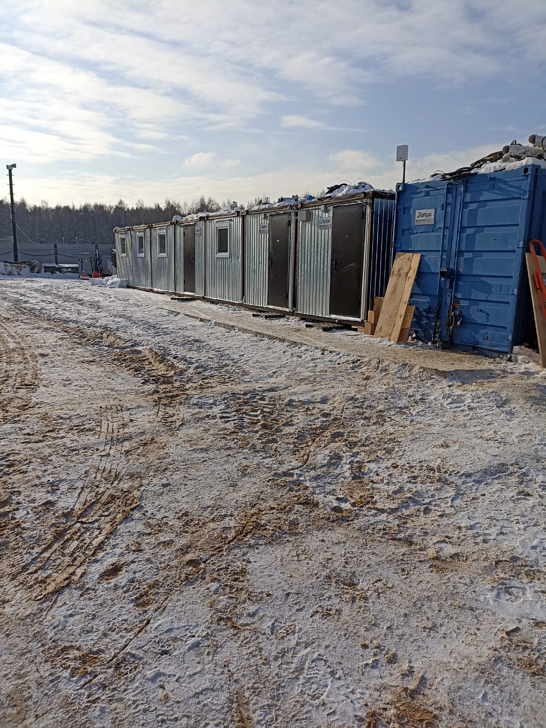 Генеральный подрядчик ведет разработку котлована, вывозит грунт, ведется монтаж шпунтового ограждения.