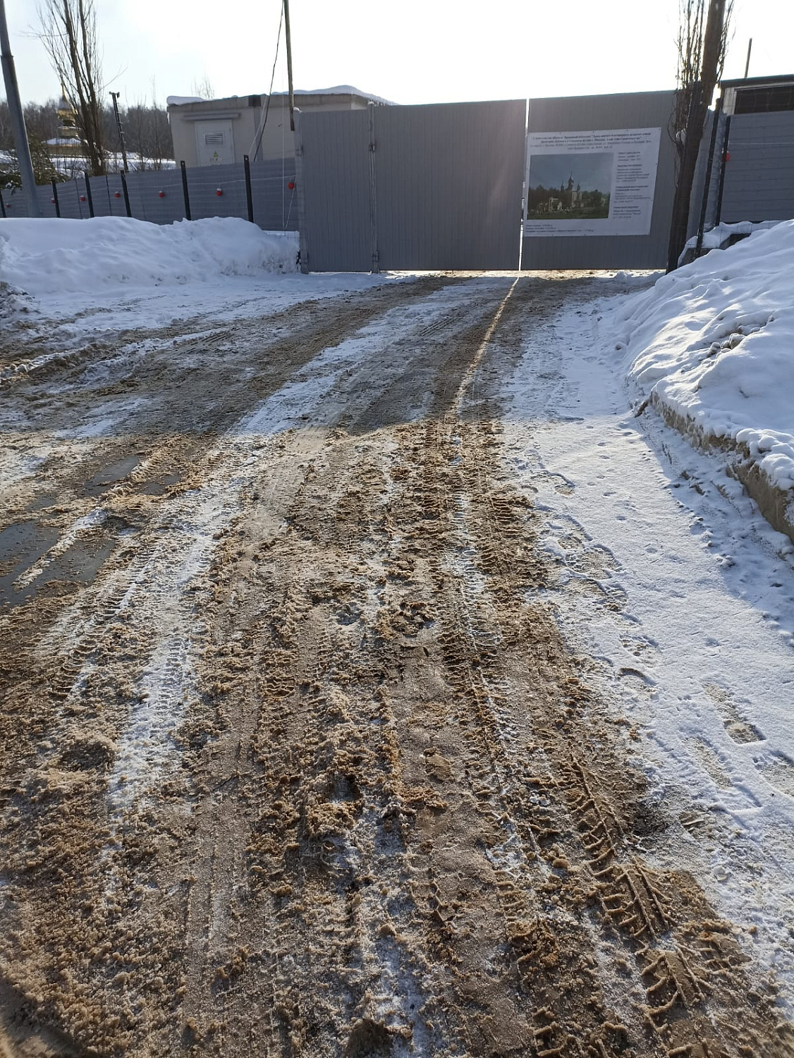 Генеральный подрядчик ведет разработку котлована, вывозит грунт, ведется монтаж шпунтового ограждения.