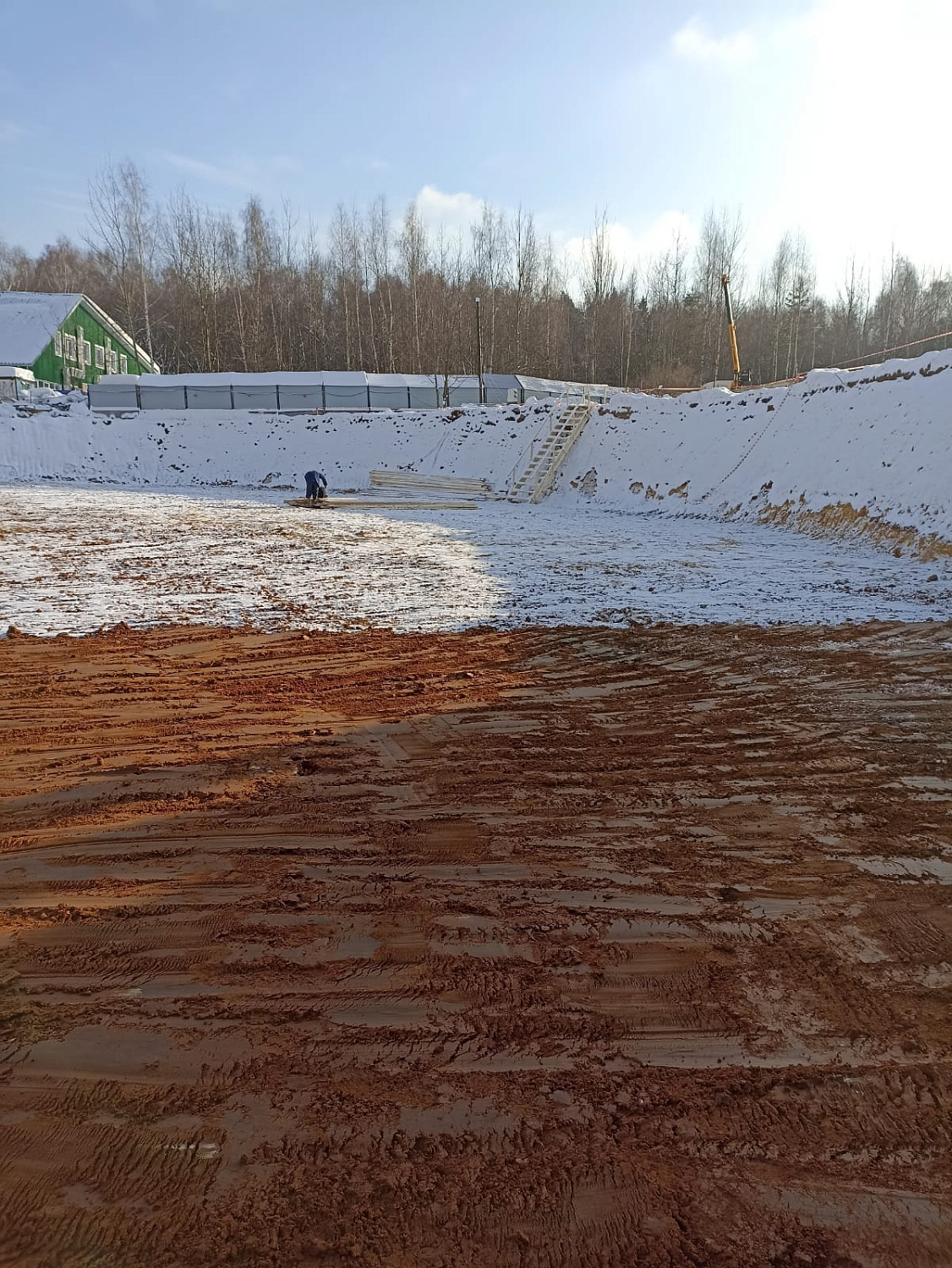 Генеральный подрядчик ведет разработку котлована, вывозит грунт, ведется монтаж шпунтового ограждения.