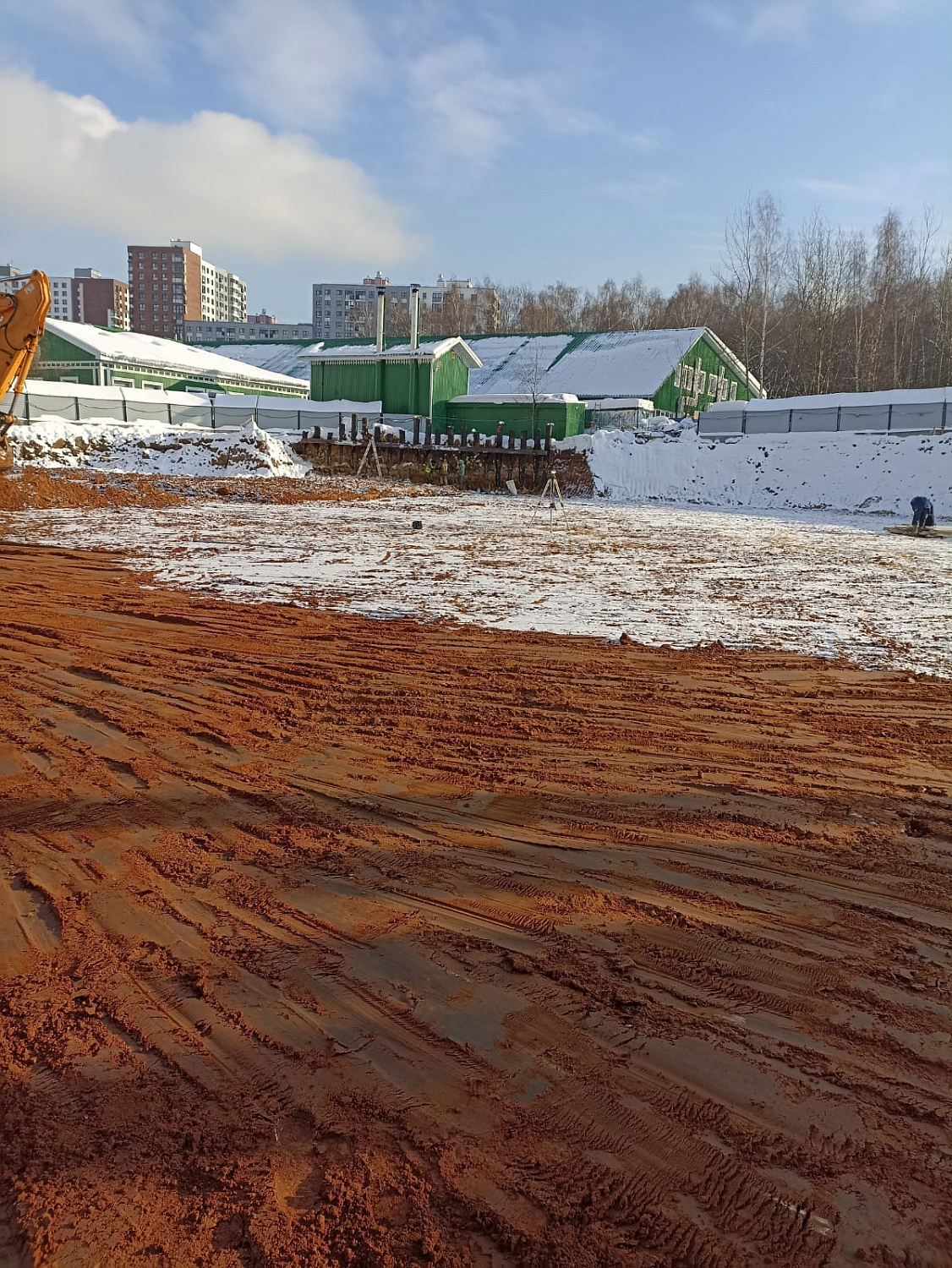 Генеральный подрядчик ведет разработку котлована, вывозит грунт, ведется монтаж шпунтового ограждения.