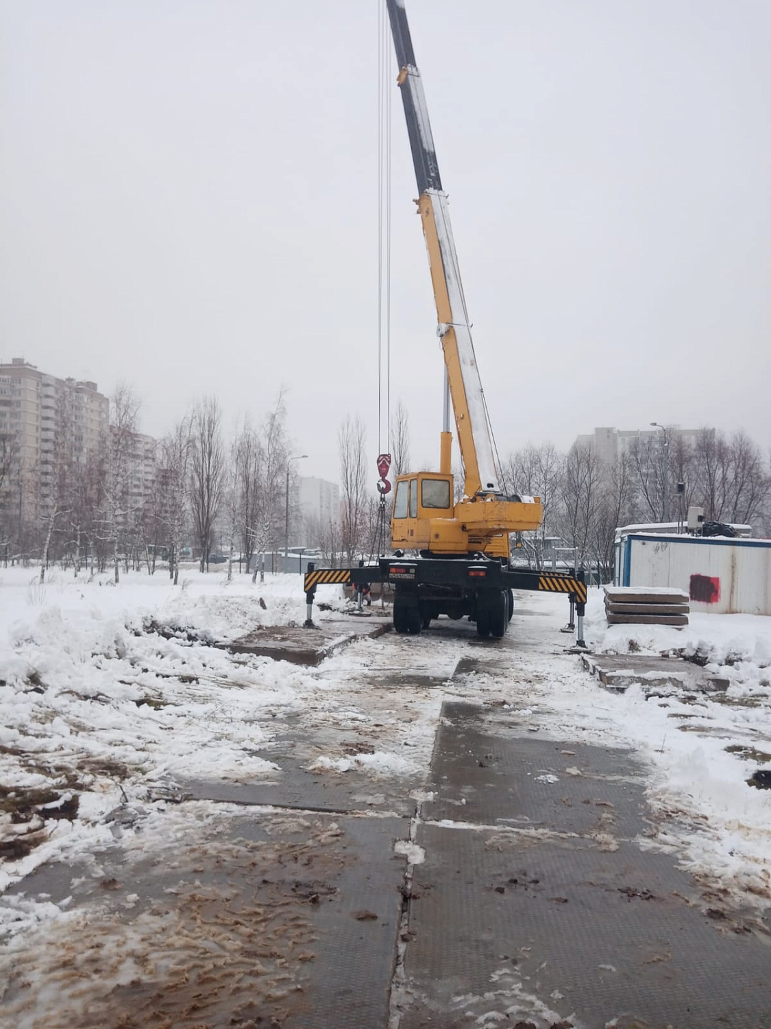Генеральный подрядчик ООО «Тектон» ведет земляные работы на участке строительства.