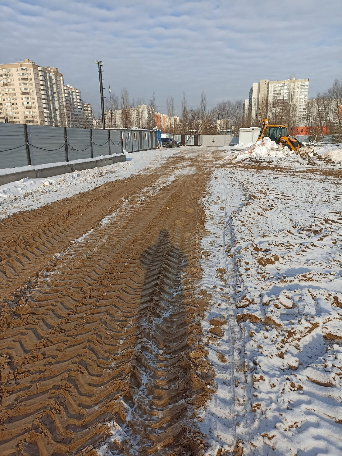 Генеральный подрядчик ведет разработку котлована, вывозит грунт, ведется монтаж шпунтового ограждения.