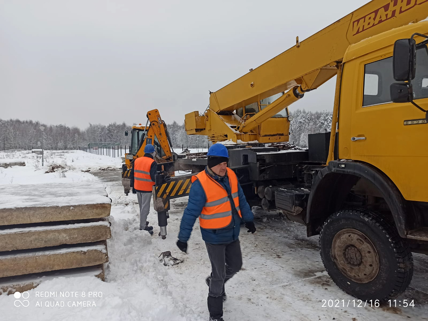 Генеральный подрядчик ООО «Тектон» ведет земляные работы на участке строительства.