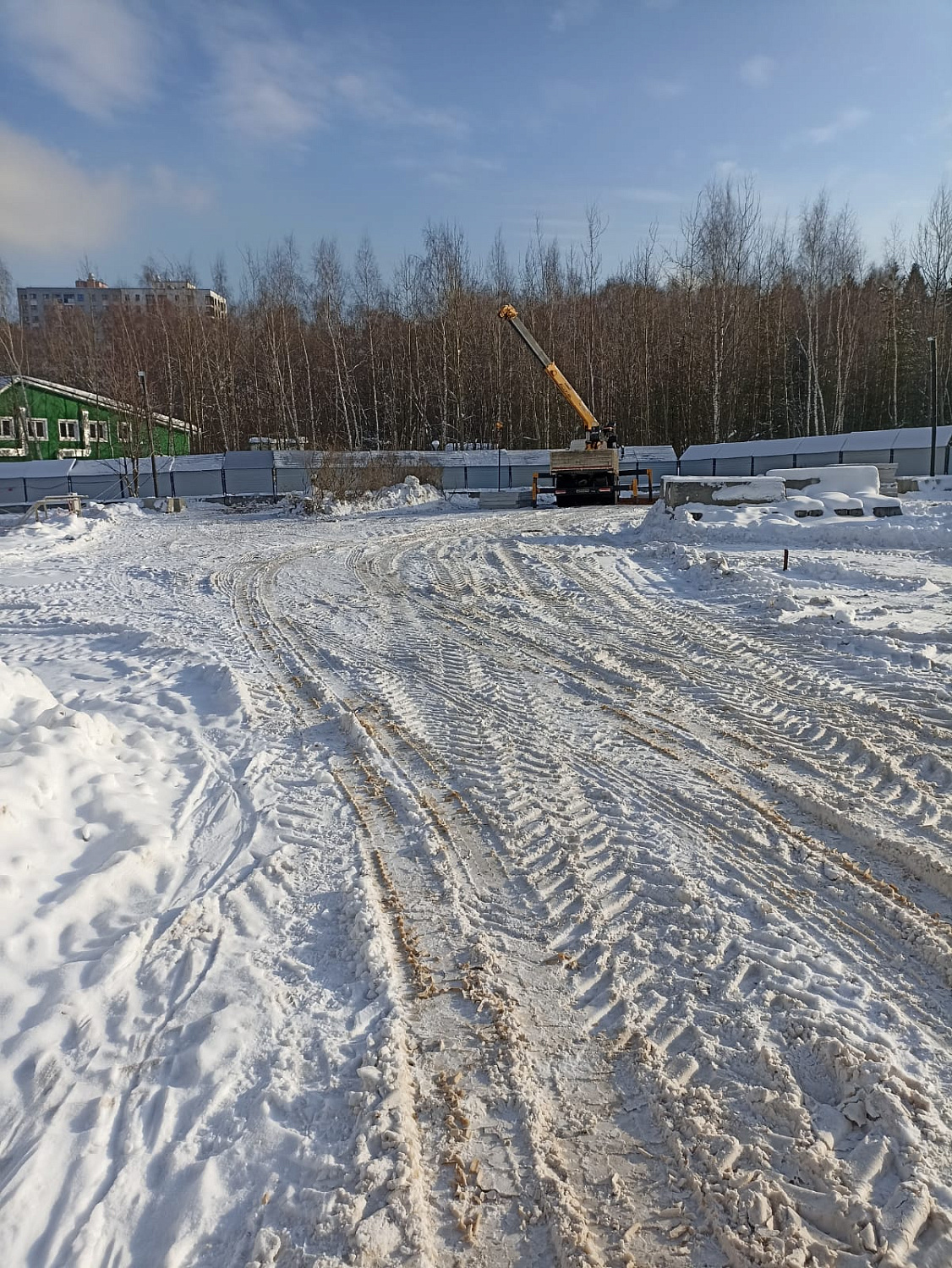 Генеральный подрядчик ведет разработку котлована, вывозит грунт, ведется монтаж шпунтового ограждения.