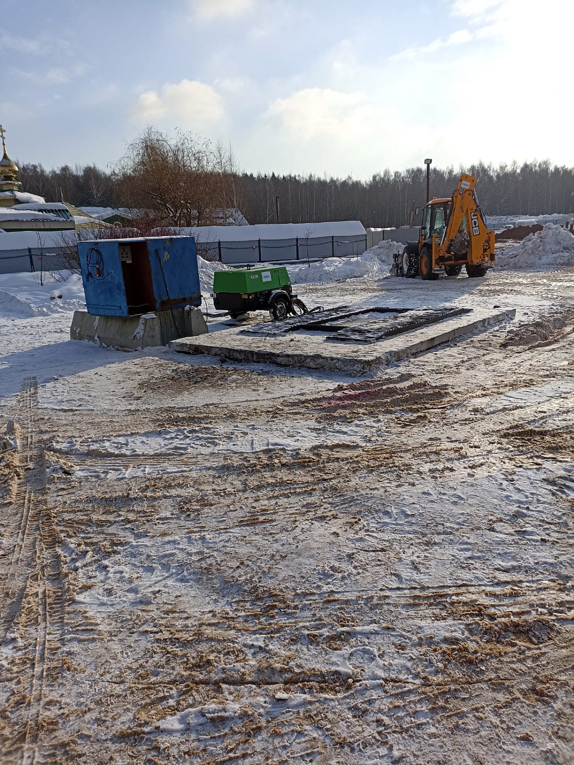 Генеральный подрядчик ведет разработку котлована, вывозит грунт, ведется монтаж шпунтового ограждения.