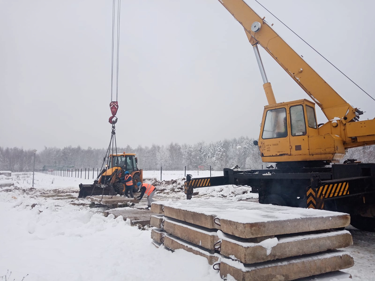 Генеральный подрядчик ООО «Тектон» ведет земляные работы на участке строительства.