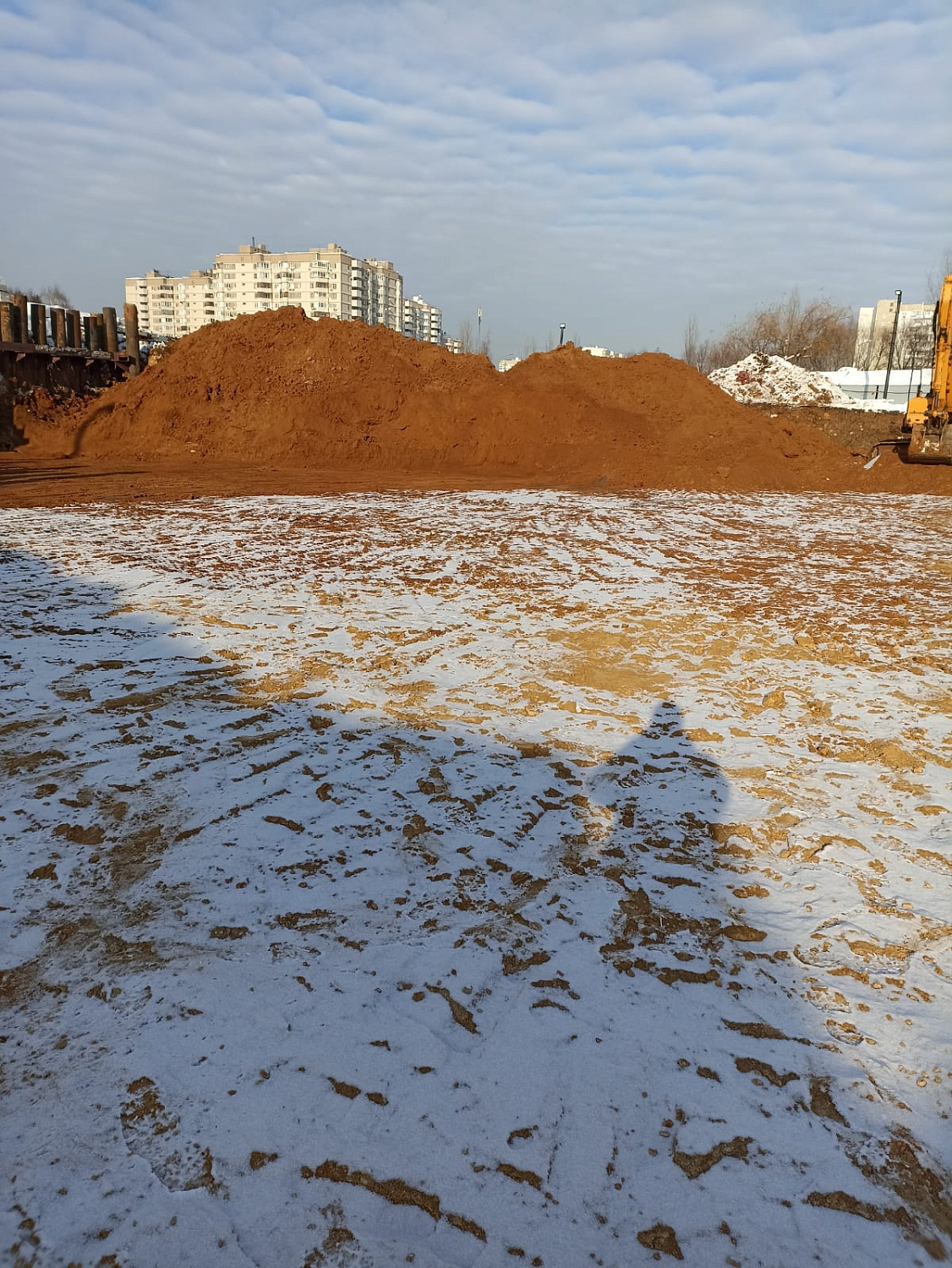 Генеральный подрядчик ведет разработку котлована, вывозит грунт, ведется монтаж шпунтового ограждения.