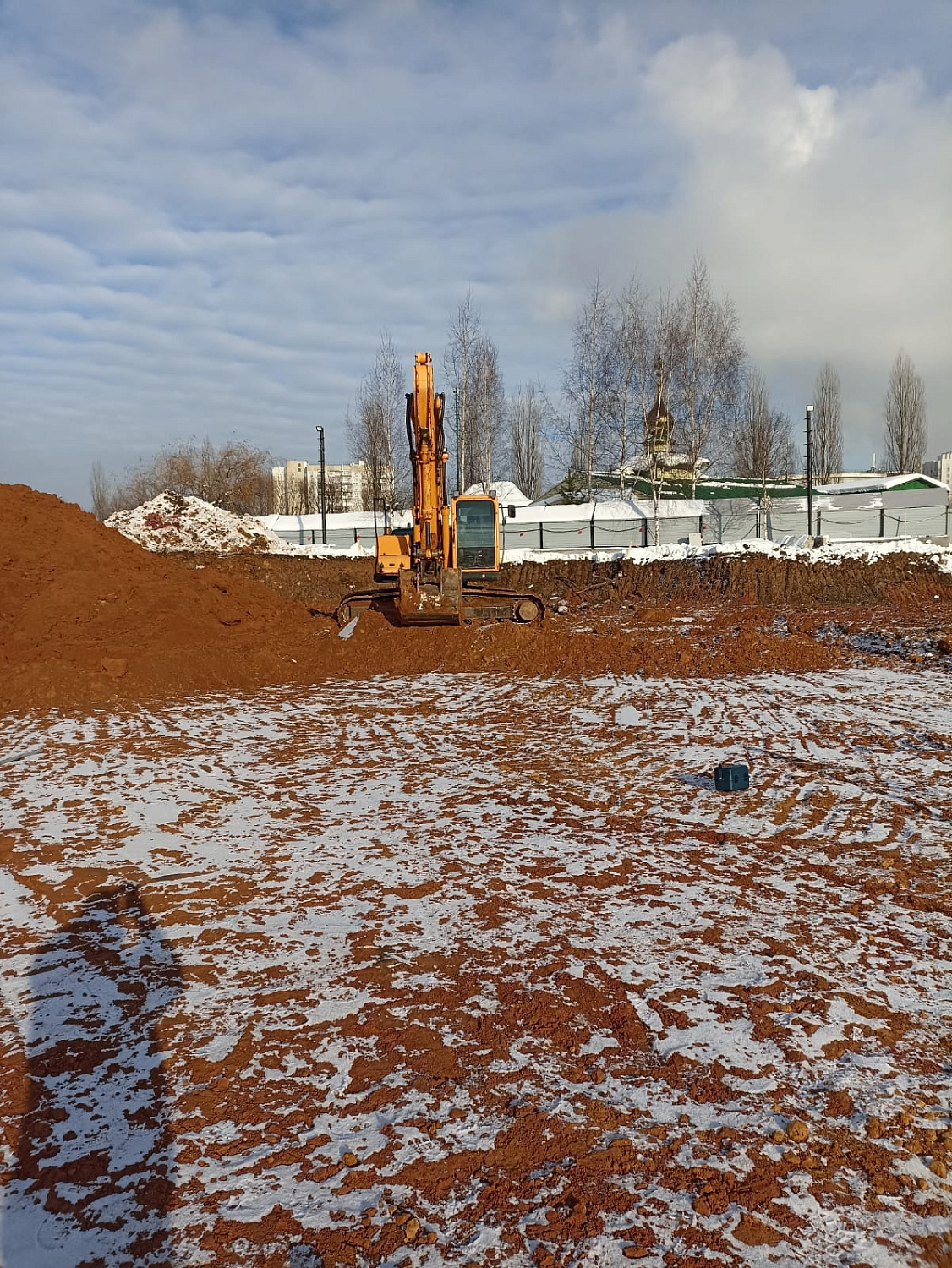 Генеральный подрядчик ведет разработку котлована, вывозит грунт, ведется монтаж шпунтового ограждения.
