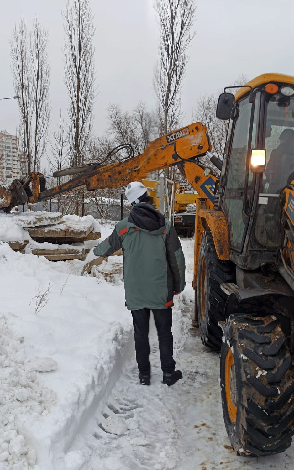 Генеральный подрядчик ООО «Тектон» ведет земляные работы на участке строительства.