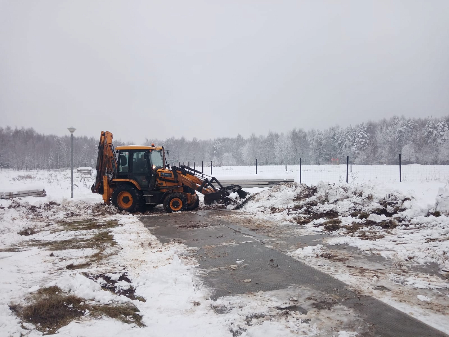 Генеральный подрядчик ООО «Тектон» ведет земляные работы на участке строительства.