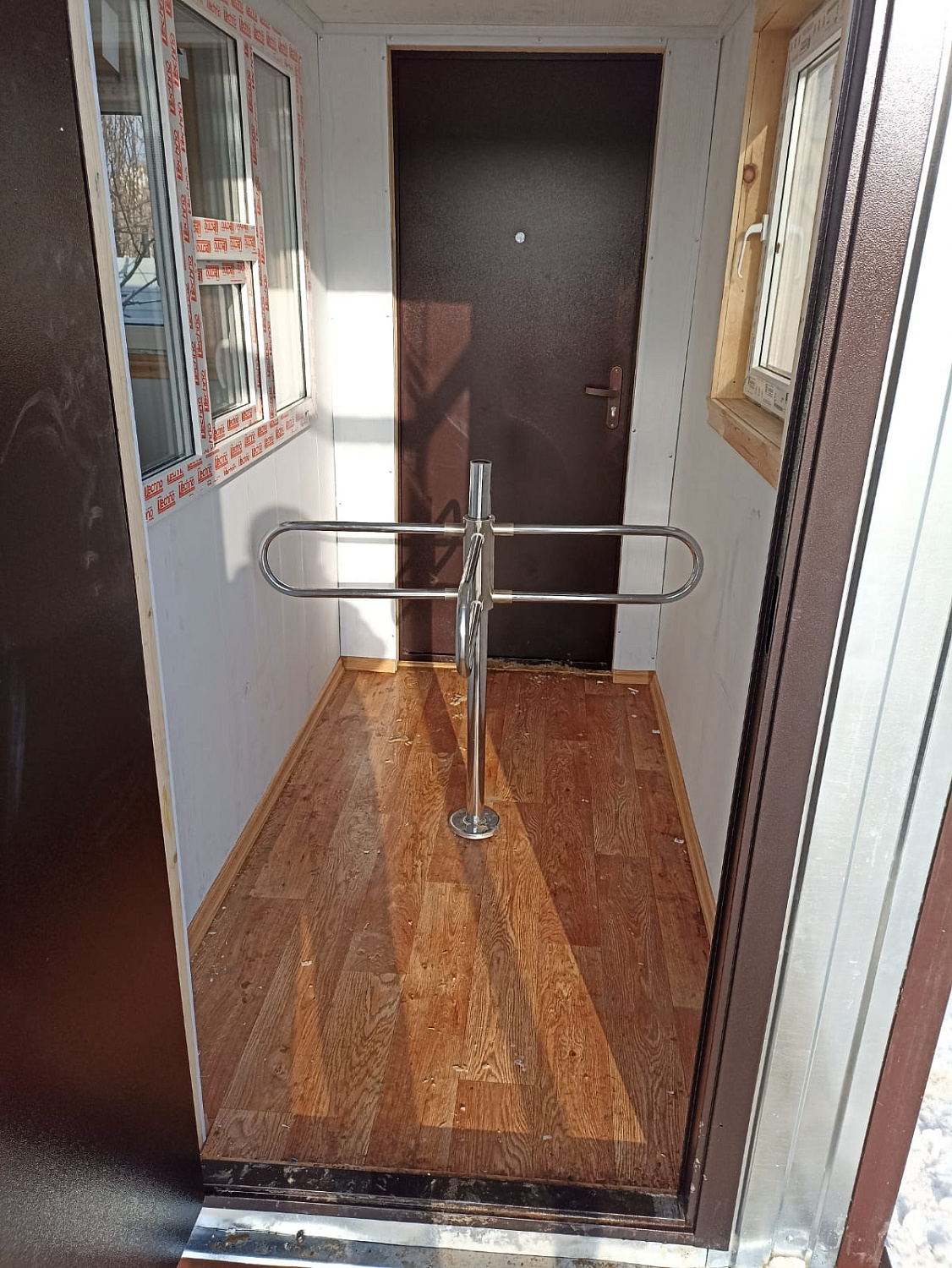 Генеральный подрядчик ведет разработку котлована, вывозит грунт, ведется монтаж шпунтового ограждения.