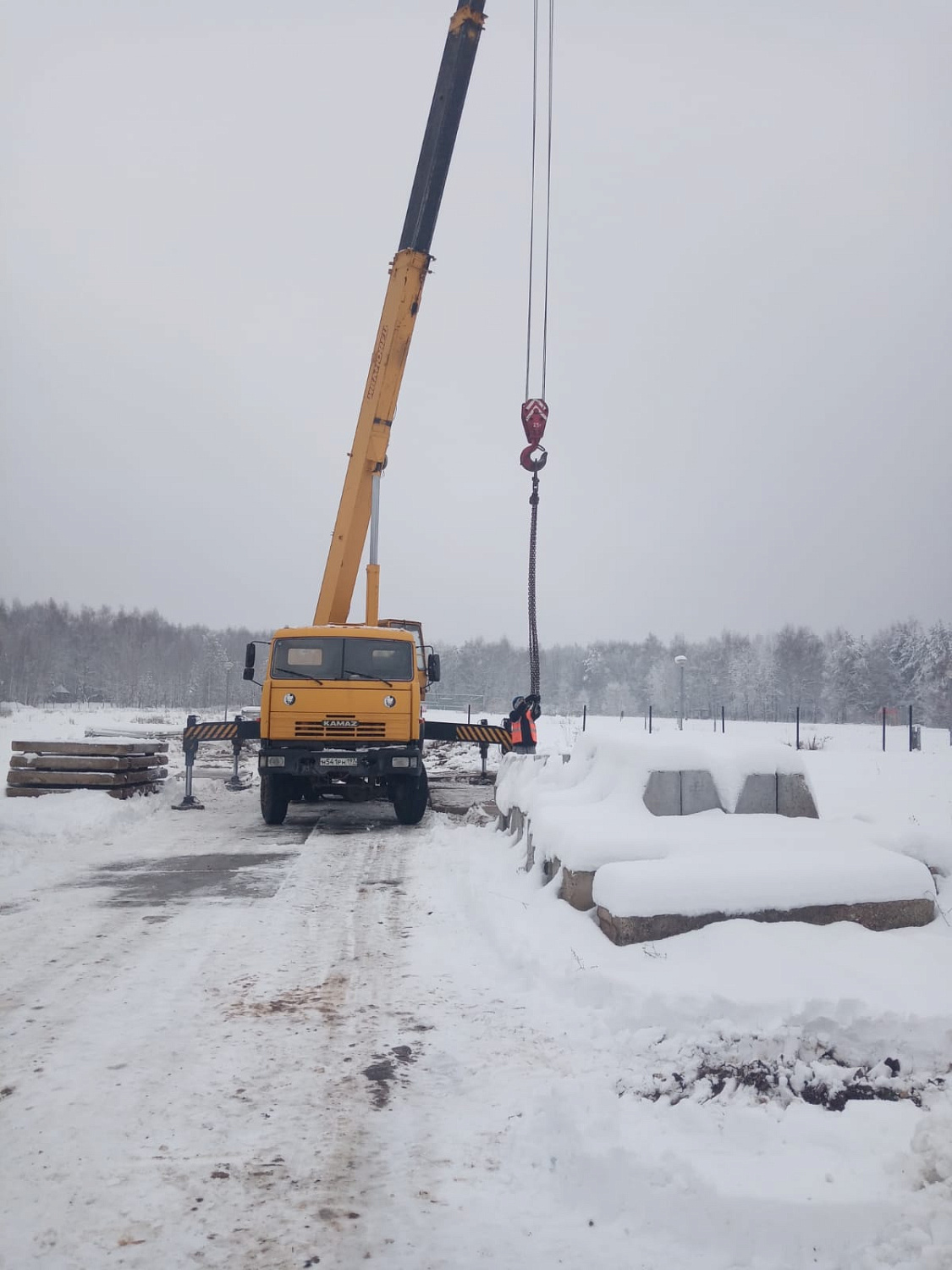 Генеральный подрядчик ООО «Тектон» ведет земляные работы на участке строительства.