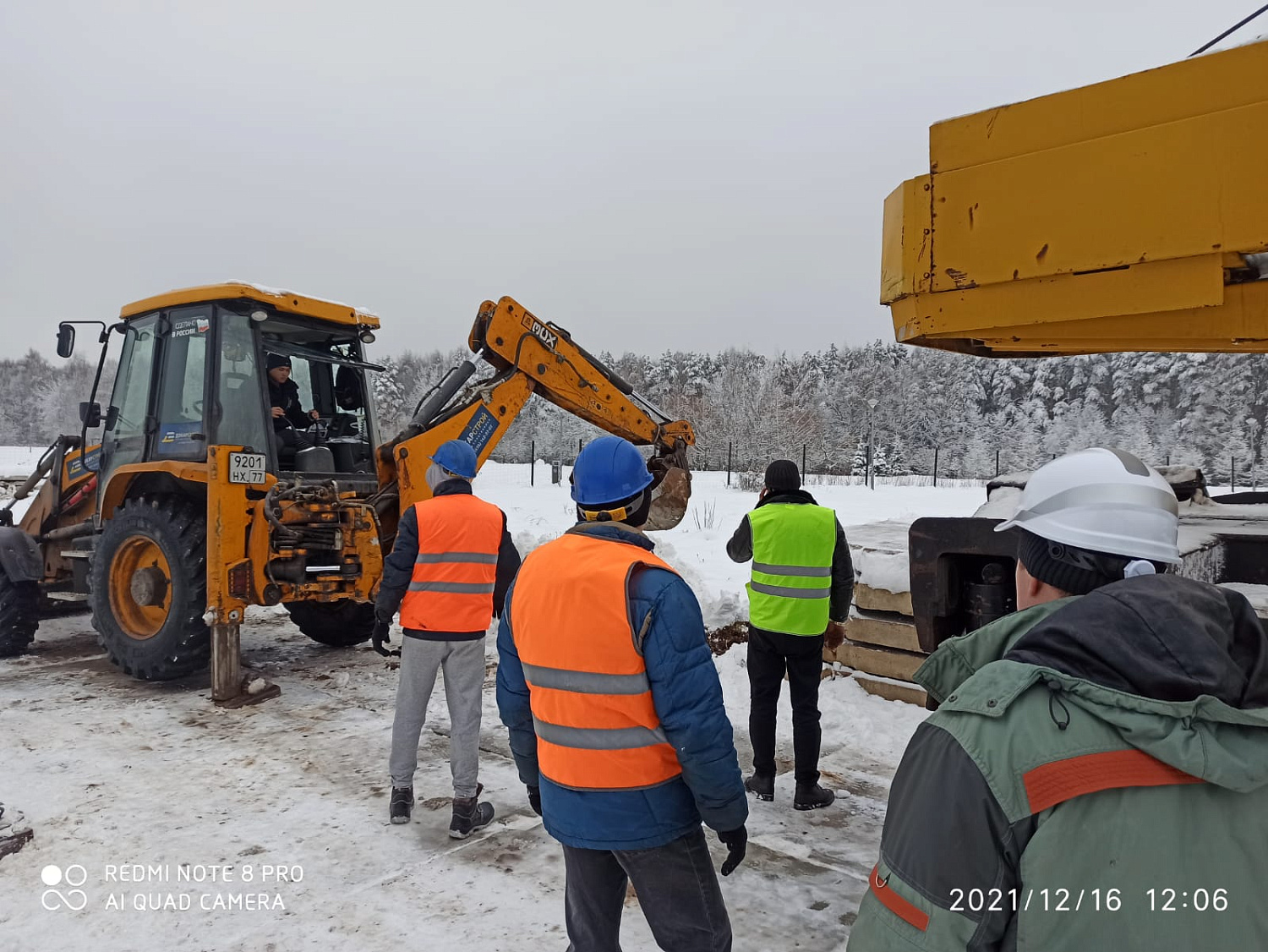 Генеральный подрядчик ООО «Тектон» ведет земляные работы на участке строительства.