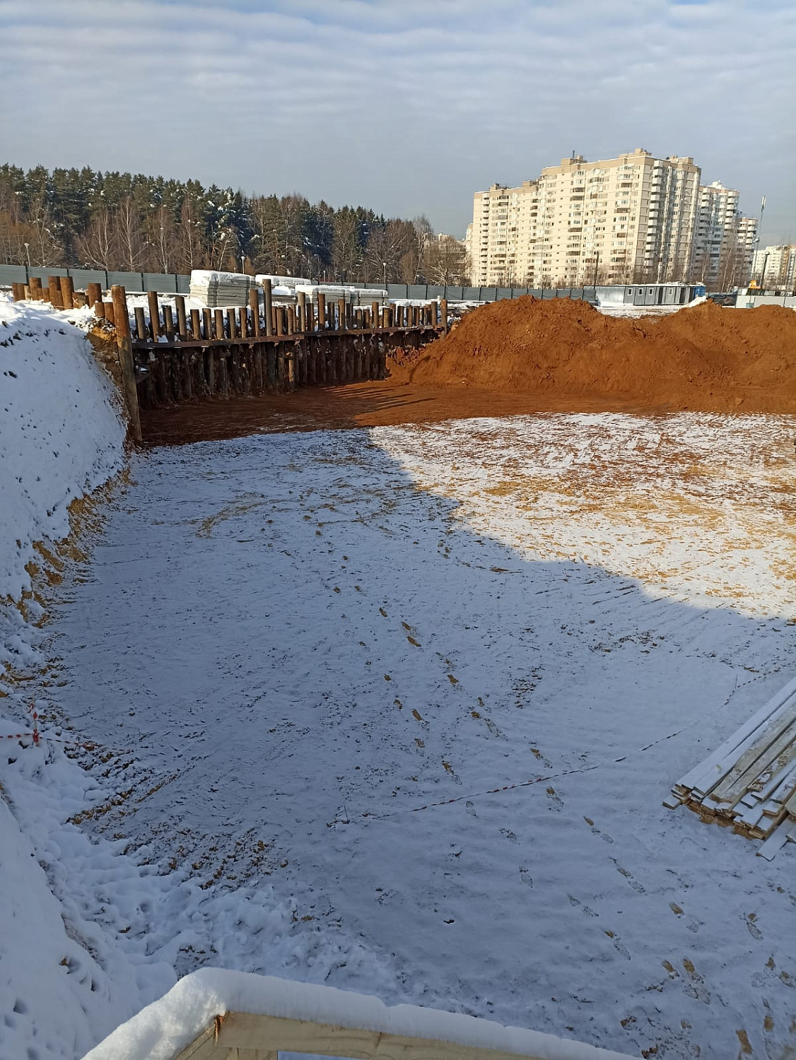 Генеральный подрядчик ведет разработку котлована, вывозит грунт, ведется монтаж шпунтового ограждения.