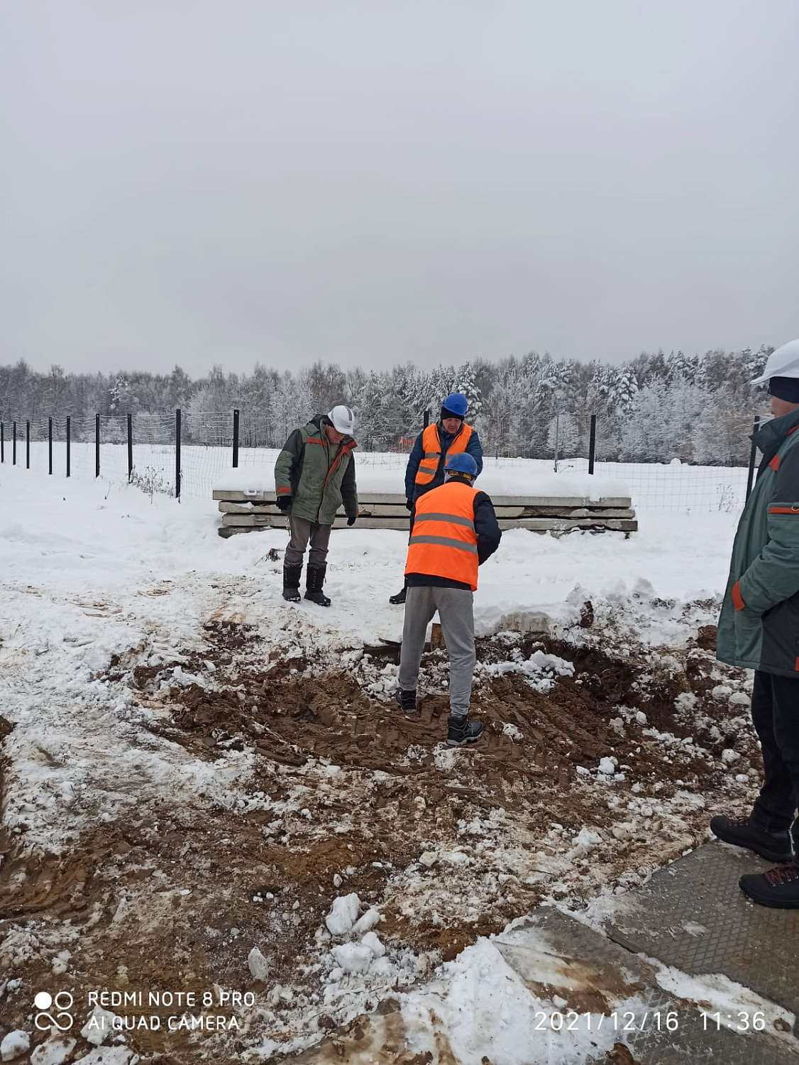 Генеральный подрядчик ООО «Тектон» ведет земляные работы на участке строительства.