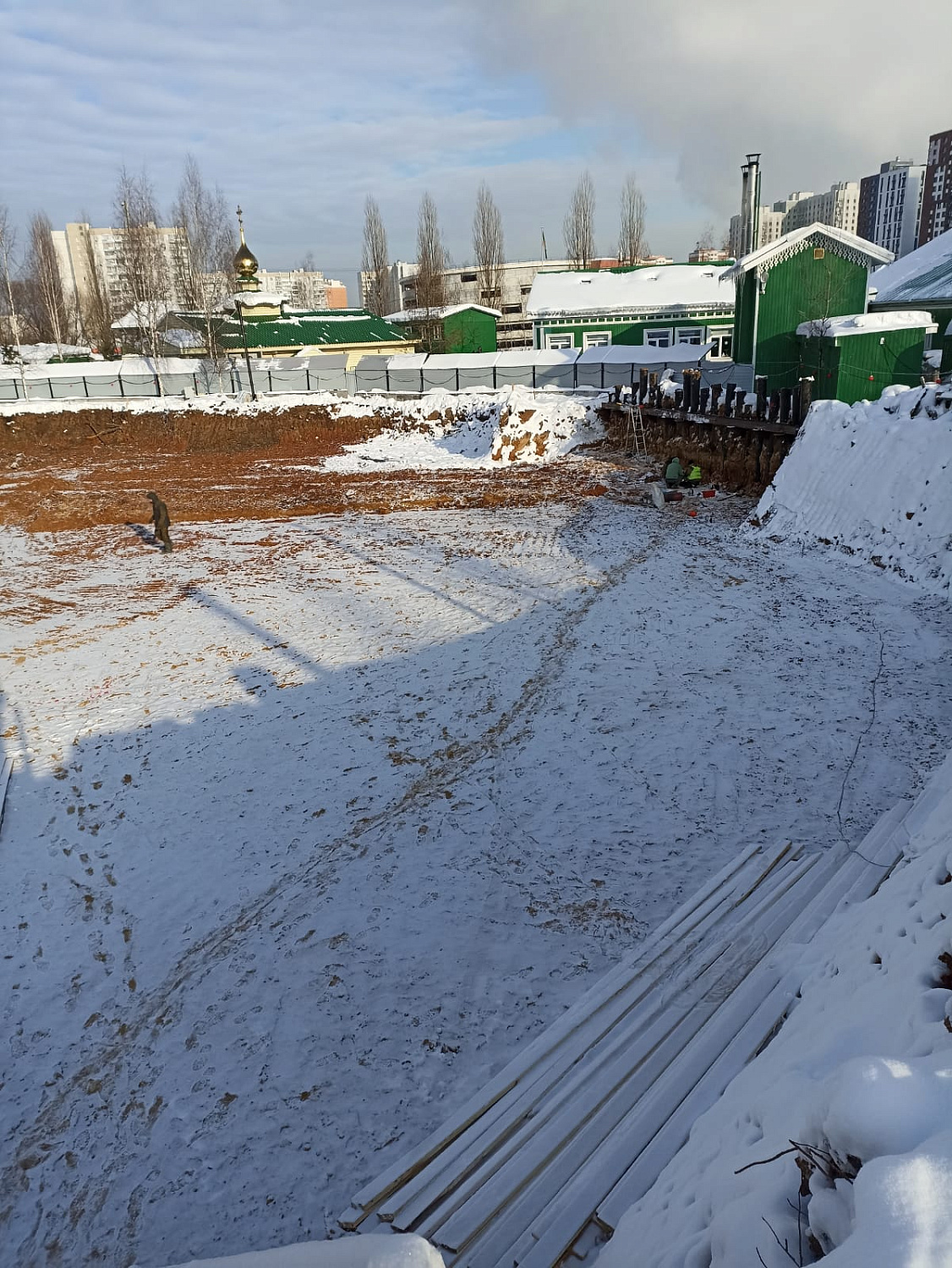 Генеральный подрядчик ведет разработку котлована, вывозит грунт, ведется монтаж шпунтового ограждения.